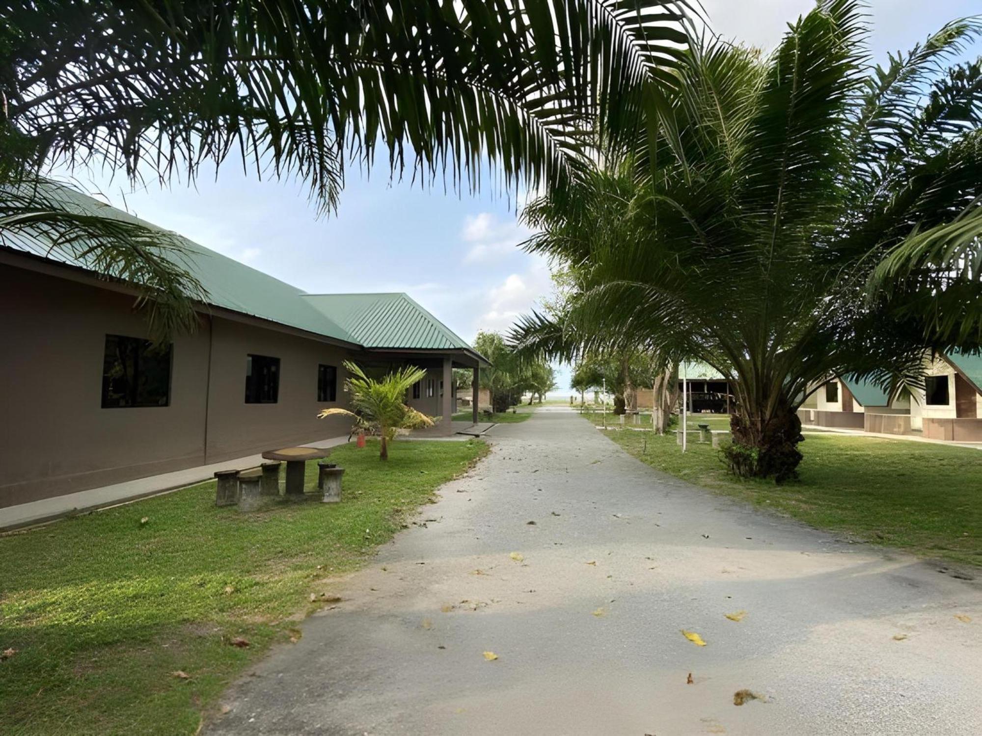 Super Oyo 89896 Sedili Inn Resort Kota Tinggi Kültér fotó