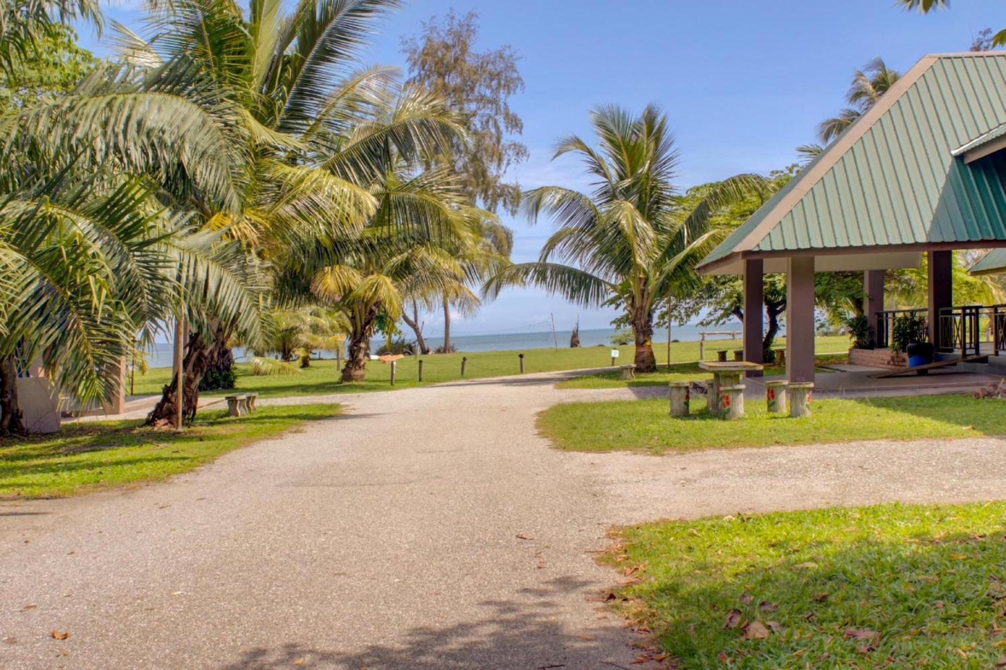 Super Oyo 89896 Sedili Inn Resort Kota Tinggi Kültér fotó